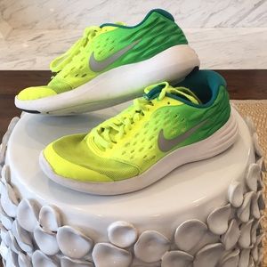Nike Lunarstellos youth size 3.5 athletic shoe